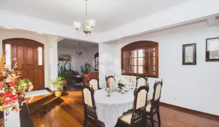 Casa  de esquina de 3 dormitórios sendo uma suíte  master, churrasqueira, lavanderia,  4 vagas . Aceita FGTS e financiamento.ira
