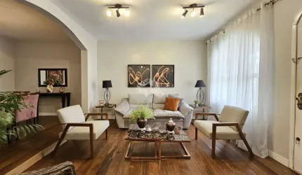 Casa Sobrado 4 dormitórios, suíte, 2 banheiros sociais, sacada, piscina, churrasqueira, 5 vagas. Localizado no bairro Marechal Rondon