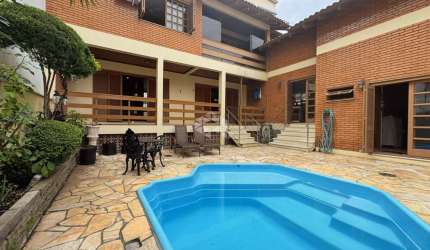 Casa 3 dormitórios, 3 suítes, pátio com piscina, no bairro Marechal Rondon, próxima ao parkshopping, na cidade de Canoas.