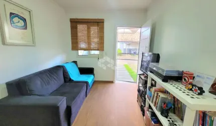 Casa em condomínio fechado, infraestrutura completa, bairro São Luiz, Canoas. 2 dormitórios, semimobiliada, pátio com churrasqueira, 2 vagas cobertas