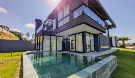 Casa de alto padrão nova no condomínio fechado Reservas do Lago em Nova Santa Rita. Terreno de esquina com 504m², 4 dormitórios, sendo 2 suítes.