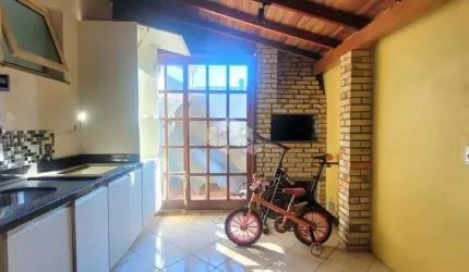 Casa condomínio fechado, 2 dormitórios, living com 3 ambientes, sala de estar, jantar e cozinha e um espaço com churrasqueira, 2 vagas de garagem,