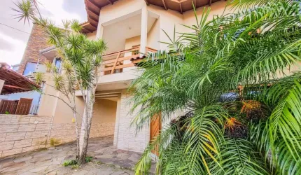 Casa sobrado com 168 m² em Canoas de 3 dormitório sendo 2 suíte, sala de estar,  cozinha, 1 banheiro na parte inferior, com  pátio e quiosque