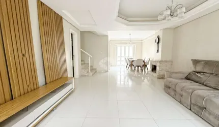 Casa 4 dormitórios, 1 suíte master, vaga de garagem lado a lado, churrasqueira,  no bairro Mont'Serrat, na cidade de Canoas. Aceita Financiamento.