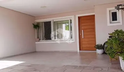 Casa c/ 3 Domitórios sendo 1 suíte master, semi-mobiliado, patio, churrasqueira e 2 vagas de gsragem. No Mont Serrat ? aceita financiamento e FGTS.