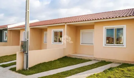 Casa de 2 dormitórios com pátio e 100% financiada!!