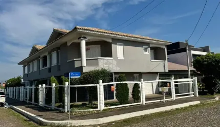 Casa no Centro de Xangri-lá, a Apenas 3 Quadras do Mar, com 4 Dormitórios e Frente para Área Verde