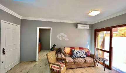 Aconchegante Apartamento com Dois Dormitórios e Churrasqueira, a Poucos Passos do Mar