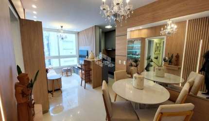 Apartamento mobiliado e decorado à venda no bairro Navegantes com 2 dormitórios (1 suíte) e infraestrutura de alto padrão