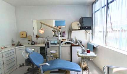 SALA COMERCIAL NO CENTRO DE PORTO ALEGRE. 26m², ANDAR ALTO, LAVABO, PORTARIA E 3 ELEVADORES