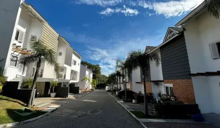 Casa em condomínio com 3 dormitórios, suíte e 2 vagas no bairro Vila Nova / Cavalhada