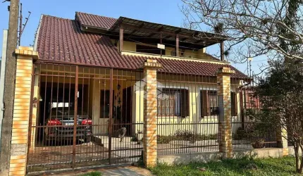 Casa especial  com três dormitórios, pátio com piscina, completo lazer
