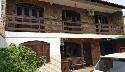 Casa com 5 Dormitórios, 4 banheiro.