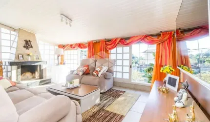 Magnífica residência com duas suítes, sauna, lareira, churrasqueira e piscina.