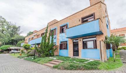 Linda casa 3 dormitórios, 1 suíte em condomínio tranquilo com ampla área verde.