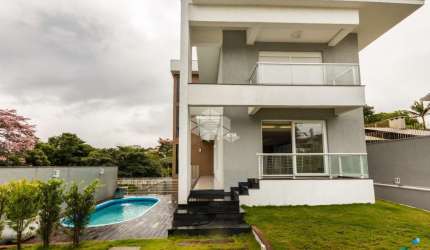 CASA 4 DORMMITÓRIOS COM 600M² CONSTRUÍDOS NO BAIRRO PORTAL GUARUJÁ!