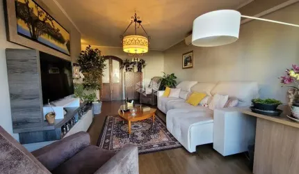Apartamento semimobiliado com 3 dormitórios sendo 1 suíte + dependência de empregada com 02 vagas no bairro Rio Branco em Caxias do Sul