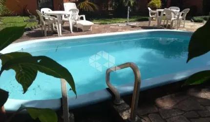 Belíssimo sobrado à venda de cinco dormitórios no bairro Guarujá.