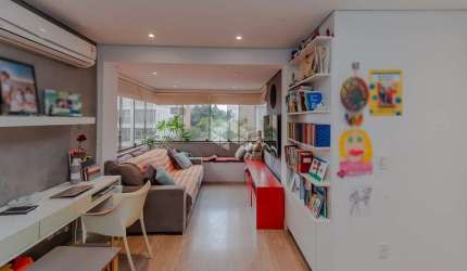 Aconchego, Espaço e Luz Natural: Apartamento com Suíte e Lareira em Localização Privilegiada