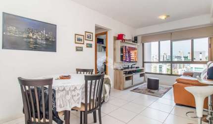 Excelente apartamento de 02 dormitórios com 01 suíte com  65,31m² privativos e 01 vaga coberta e escriturada no Passo da Areia em Porto Alegre,