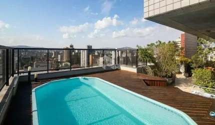 COBERTURA COM UMA VISTA MAGNÍFICA DA CIDADE TODA