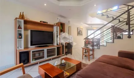 Casa 250m² com 4 Dormitórios em Condomínio Fechado no Ecoville