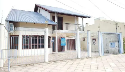Casa de 03 dormitórios e 3 suítes com 350 m² no Centro de Canoas.