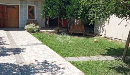 Casa de 03 dormitórios, 01 suíte , 05 vagas, com 154m² no bairro Harmonia em Canoas, com uma loja em frente do imóvel