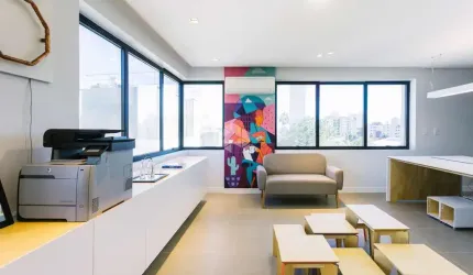 Sala comercial mobiliada no Moinhos de Vento.