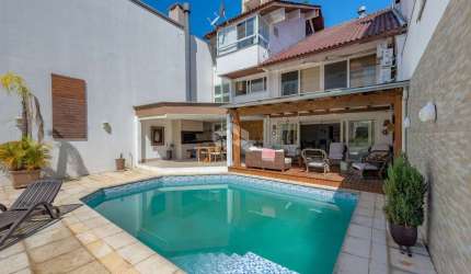 CASA COM 4 SUÍTES e 4 VAGAS - BOA VISTA