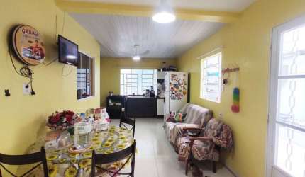 Casa 3 dormitórios com suíte, pátio e edícula no Jardim Carvalho