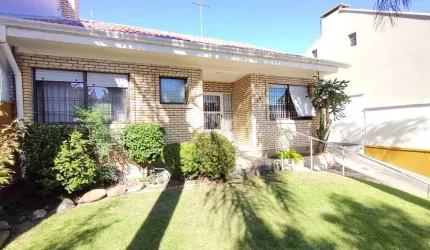 Bela Casa de 04 dormitórios e 02 suítes com 153m² Privativos no do Jardim Itú.