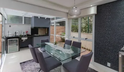 BELÍSSIMA Casa reformada em condomínio, área privativa de 209m²
