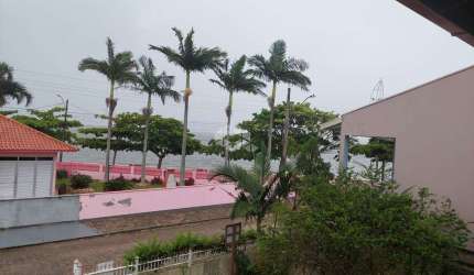 Casa com três dormitórios - 30 metros da praia, bairro Enseada de Brito - Palhoça/SC