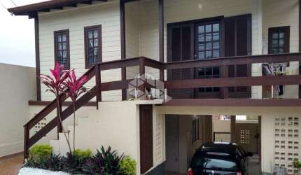 Casa com 4 quatos, em Capoeiras, Florianópolis-SC