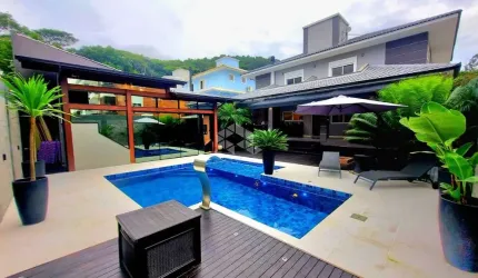 Casa com piscina e 4 dormitórios (3suítes com closet e sacada)