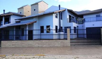 Casa frente para o Mar com 06 quartos e 04 suítes Praia de Fora - Palhoça-RS