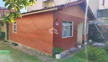 Casa com excelente metragem de terreno com duas casas