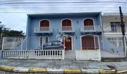 Casa à venda com 4 quartos, 300m², em Coqueiros, Florianópolis-SC