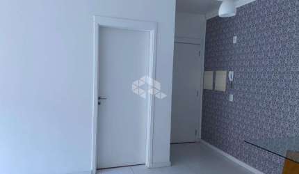 Apartamento 2 dormitórios desocupado, semi mobiliado.