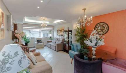 Apartamento amplo com 3 dormitórios, 1 suíte e com 1 vaga no Petrópolis