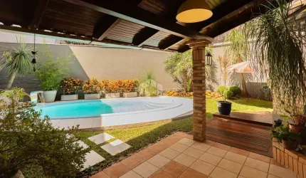 Casa impecável em rua tranquila com 5 dormitórios e 4 vagas