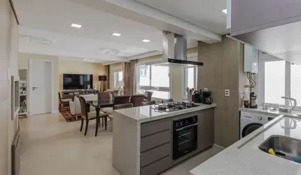 Apartamento semimobiliado com 3 dormitórios e 3 vagas no Petrópolis