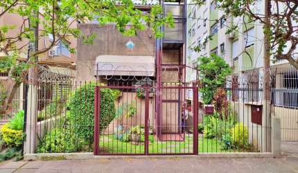 Casa com 5 dormitórios e elevador no bairro Petrópolis.