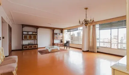 Apartamento para Reforma, 4 quartos sendo 1 suíte, living amplo, 1 vaga e 1 deposito.