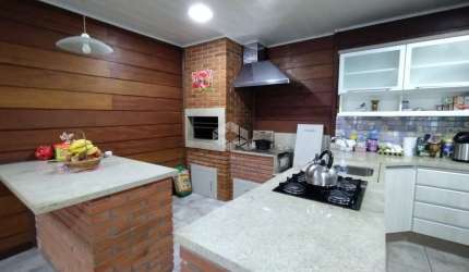 Casa com 3 quartos,com Suíte e Espaço Gourmet - Amplo Terreno com Potencial de Lazer