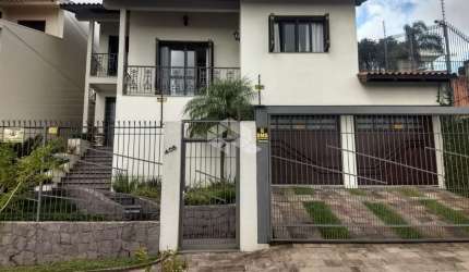 Excelente casa no bairro Cinquentenário, em Caxias do Sul.