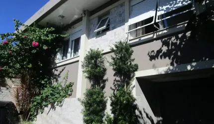 Casa de 4 dormitórios e garagem no Bairro Glória em Porto Alegre/RS