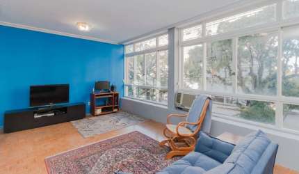 APARTAMENTO À VENDA DE 3 QUARTOS, REFORMADO, ELEVADOR NO BAIRRO MOINHOS DE VENTO  EM PORTO ALEGRE - RS..