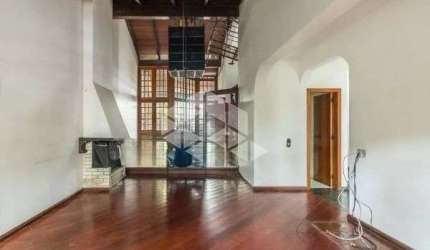 Vende casa de 04 dormitórios  no bairro Mont' Serrat - Porto Alegre / RS